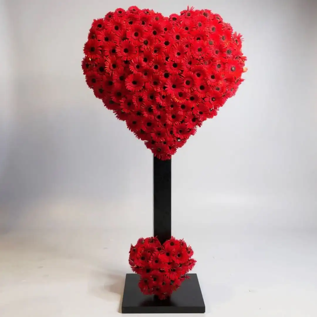 KALP OLARAK TASARLANMIŞ GERBERA ÇİÇEKLERDEN OLUŞAN SAHNE YANI ÖZEL ÇELENK (MDF İSKELET)
